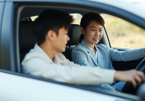 普通自動車の運転席で指導を受ける生徒